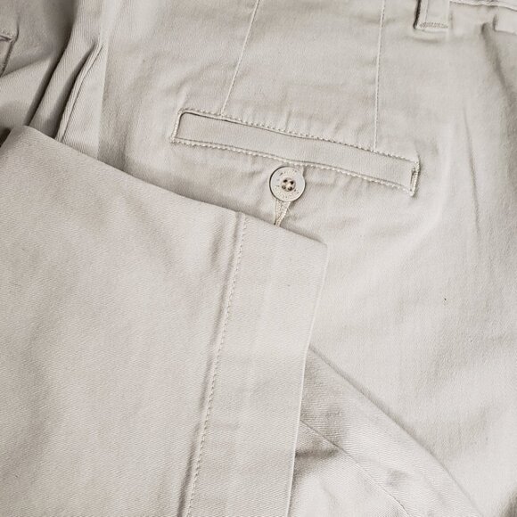 Women’s Lee Khakis Beige Tan Classic Fit Chino Capris Short Pants NWOT 4P - Picture 3 of 8
